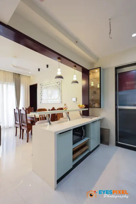 Breakfast counter separating the kitchen from the dining area